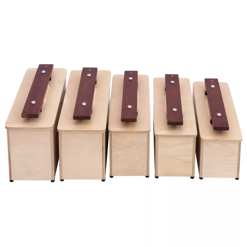 Holzstühle, Holzblöcke, braune Bretter, Würfel, Hocker aus Holz