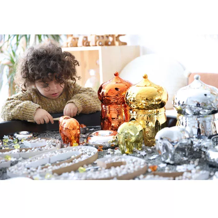 Glasfiguren,  Ornamentengläser, buntes Glas, Sammler-Dekoration, Kind spielt mit Spielzeug