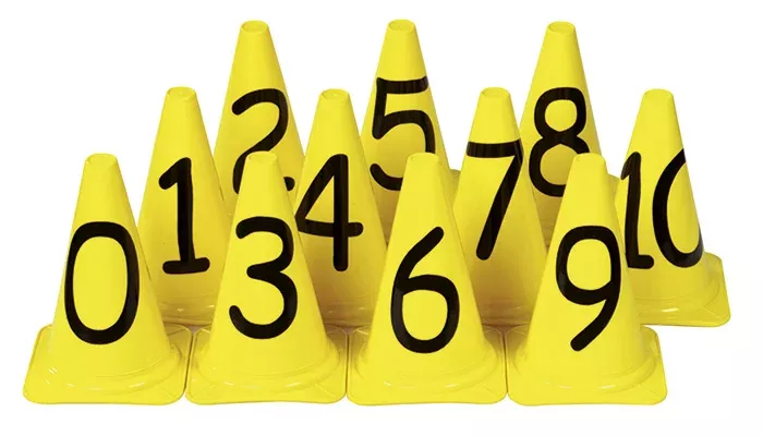 Verkehrskegel, Zahlen, gelbe Kegel, numerische Beschriftung, Kegel-Markierungen