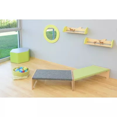 Kinderzimmer, Kletter-/Laufstange, Kork-/Holzbank, Wandregal, Spielzeugballen