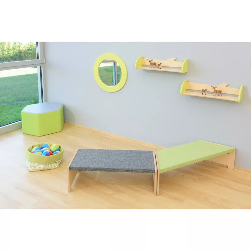 Kinderzimmer, Kletter-/Laufstange, Kork-/Holzbank, Wandregal, Spielzeugballen
