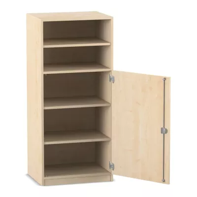 Mittelhoher Schrank mit Sockel
