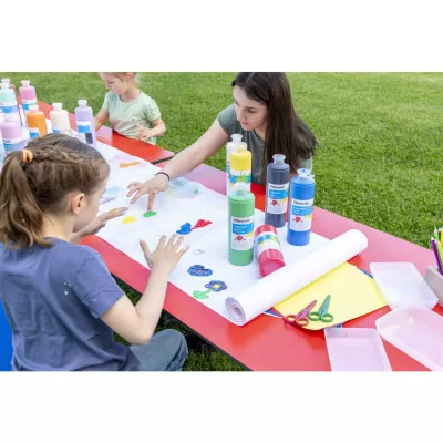 Kinderkunst, Malerei, Farbflaschen, Tischatelier, Papierrolle