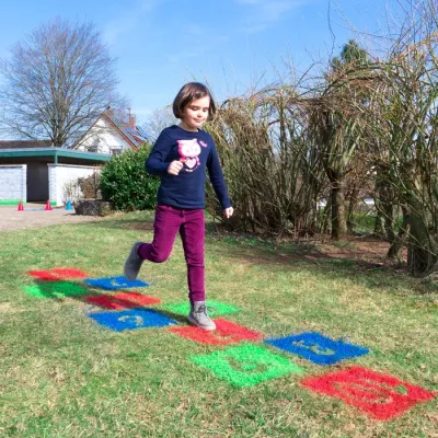 Kind, Kinderoutfit, Laufschaltung, Garten, Sprung