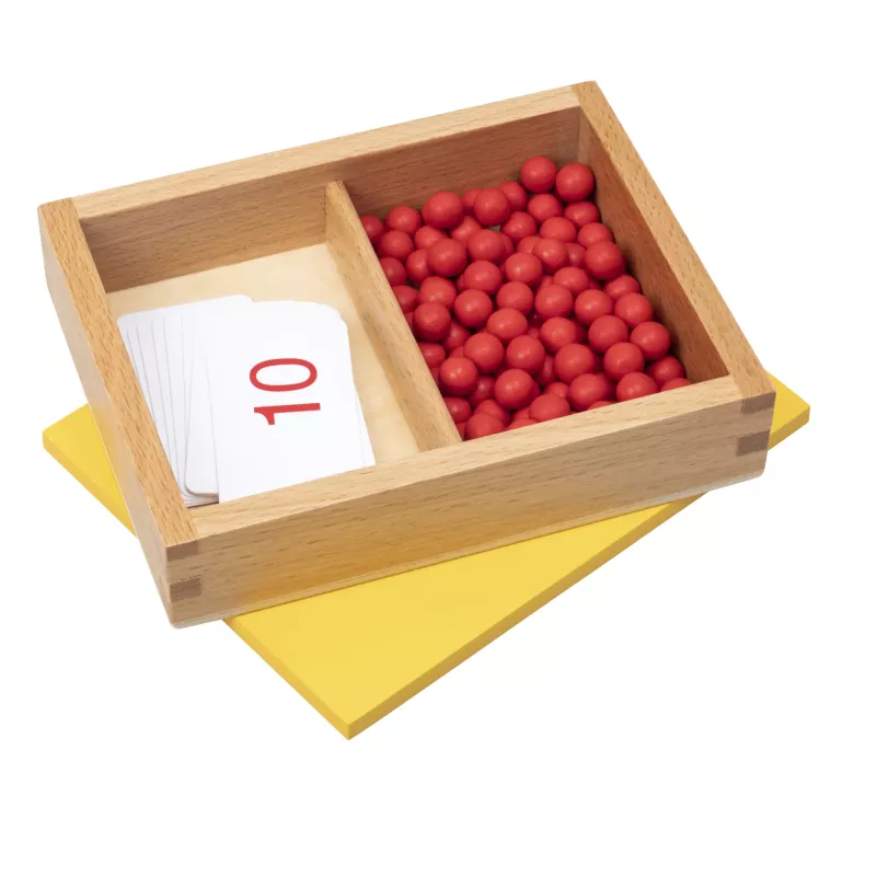 wooden box, rote beads, brettspiel, kartenstapel, gelbes fundament