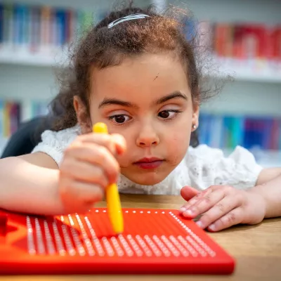Kindergarten, Lernspiel, Pädagogisches Spiel, Bunte Perforierung, Stift-Board