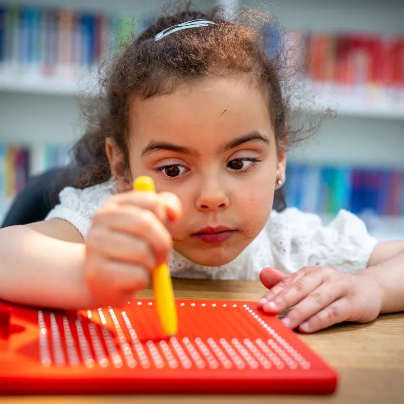 Kindergarten, Lernspiel, Pädagogisches Spiel, Bunte Perforierung, Stift-Board