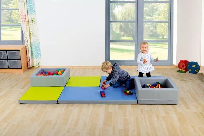 Kinderzimmer, Spielmatte, Sortierbox, Bälle, Puzzlespielzeug