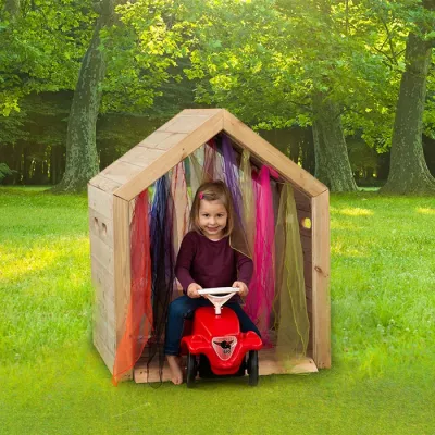 Holz-Spielhaus, Kinderride-on, rotes Spielzeugauto, bunte Stoffvorhänge, Außenbereich Garten, Kinder-Spielhaus, Outdoor-Spielhaus