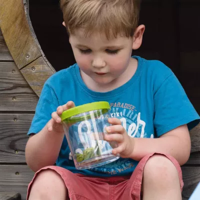 kinder, glasbehälter, grüner deckel, grünes glasbehälter?, blaues shirt