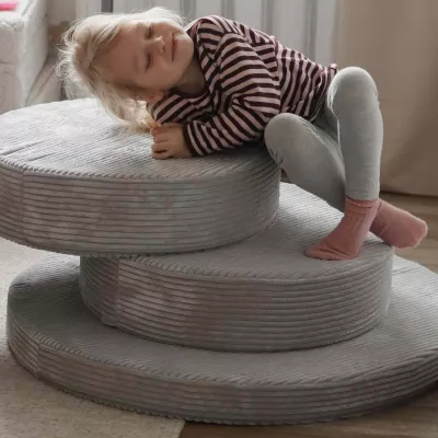 Kinder, Pufferreifen, Treppe, Kissenstufen, Strickpullover