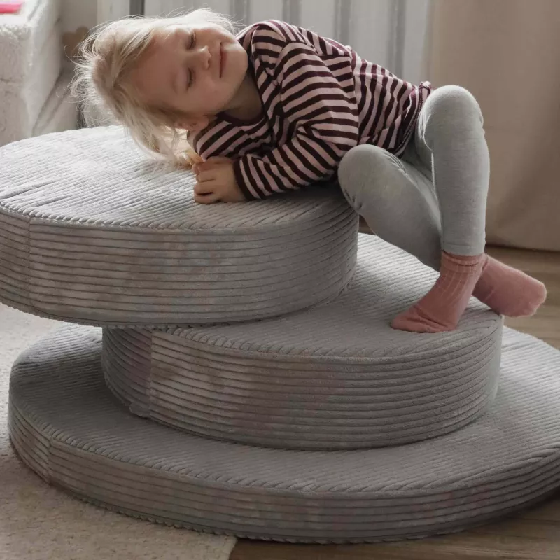 Kinder, Pufferreifen, Treppe, Kissenstufen, Strickpullover