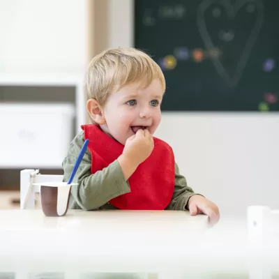 baby, Baby-Lätzchen, rotes Lätzchen, Nahrung, Kind