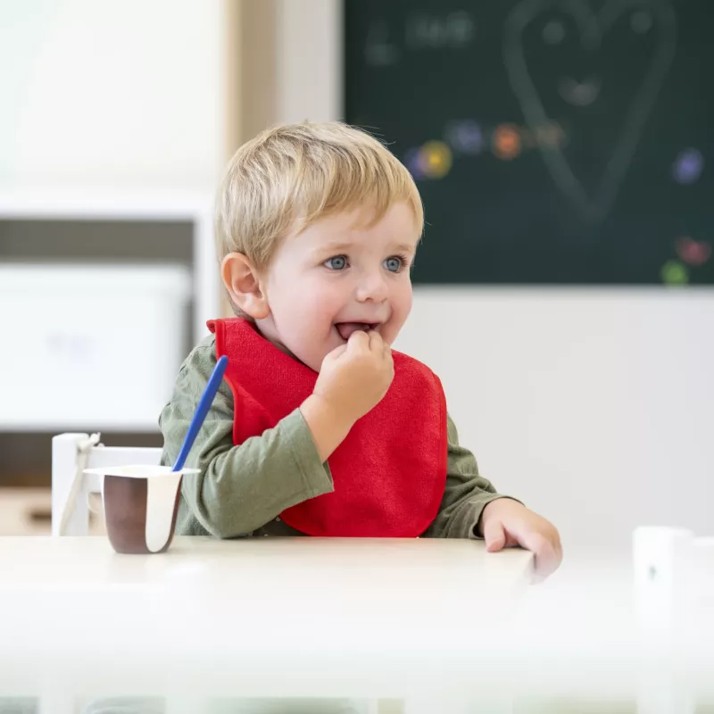 baby, Baby-Lätzchen, rotes Lätzchen, Nahrung, Kind