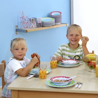 Kinderessen, Mittagessen, Schnitte, Gläser mit Orangen, Gabeln Messer Kinder