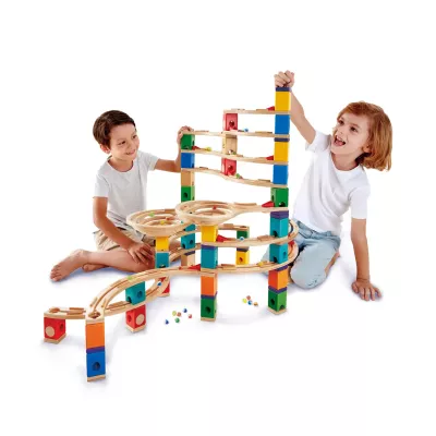 Holzspielzeug, Kugelbahn, Konstruktionsspielzeug, Kinder spielen, Stäbe Blockset