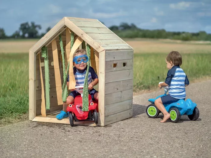 Holzspielhaus, Kinderfahrzeug, Holzrahmen, Strand- oder Gartenweg, Schnitzenspiel