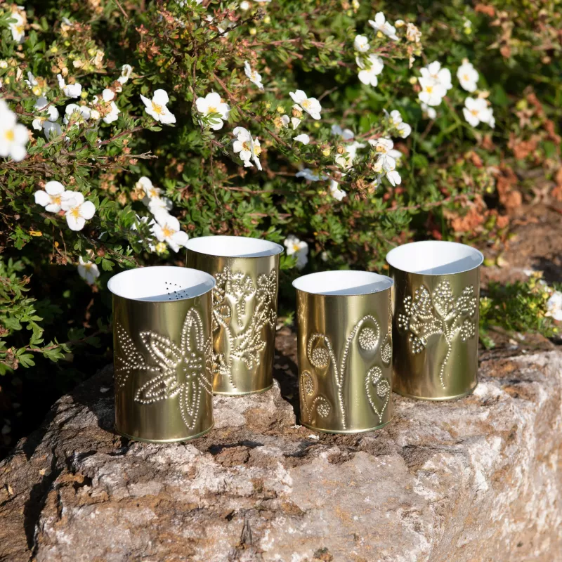 metallbecher, dekorative becher, geprägtes muster, goldene farbe, außenbereich