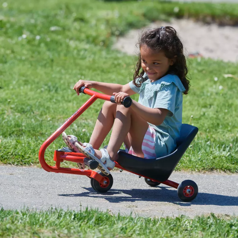 Rasentrike, Kinderfahrzeug, roter Rahmen, schwarzer Sitz, Pedalrad