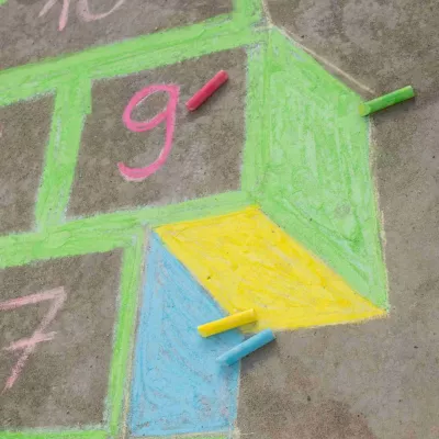 Kreide, Zahl 9, Kreidezeichnung, Schulhof, Kinderkunst