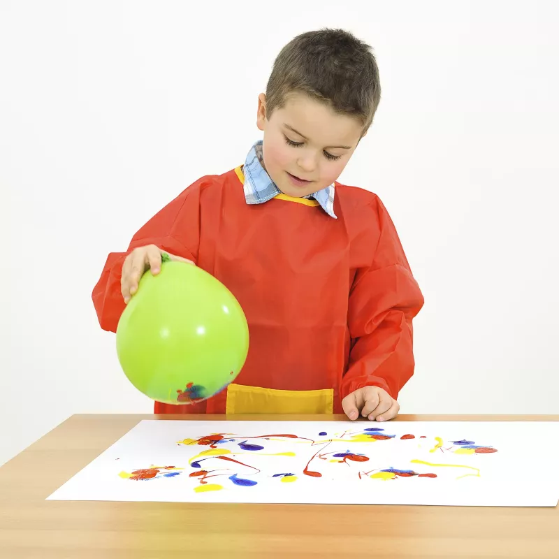 Kinderart, Ballon, Rotes Farbmuster, Schürze, Kunstprojekt