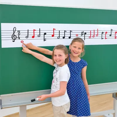 Musikunterricht, Tafel, Kleidung, Schüler, Musikinstrument?