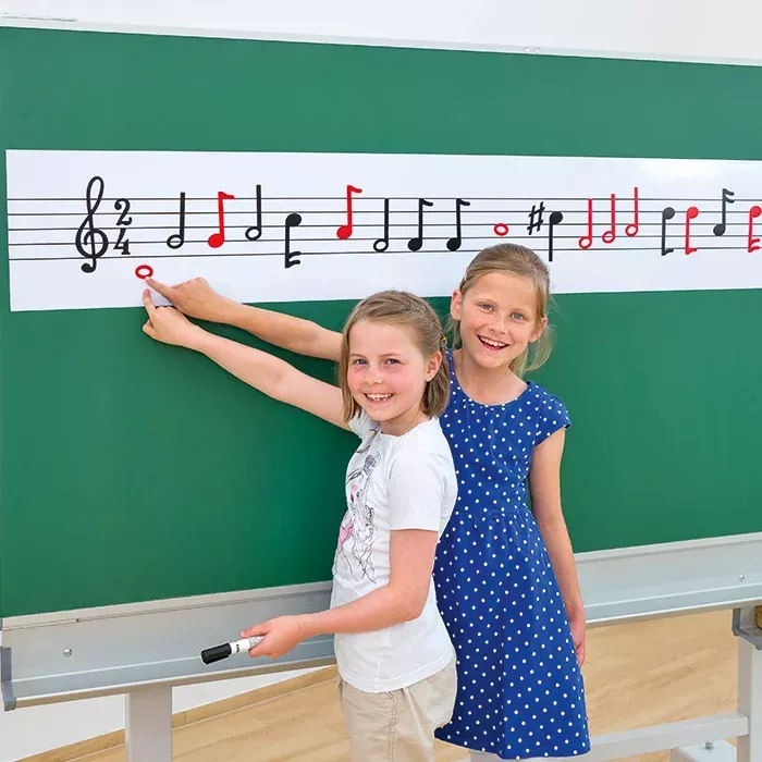 Musikunterricht, Tafel, Kleidung, Schüler, Musikinstrument?