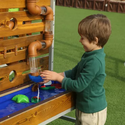 Kind-Spielplatz, Wasserbahn, Pvc-Rohre, Holzkonstruktion, Junge