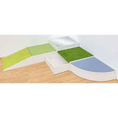 modulares Sitzmöbel, Stufenplattform, Eckaufbewahrung, Gras-Turf, gekrümmte Bank