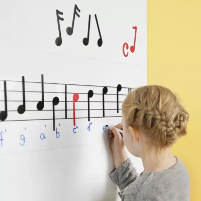 Musikalische Notation, Partitur, Musikunterricht, Kind schreibt, Bildungstafel