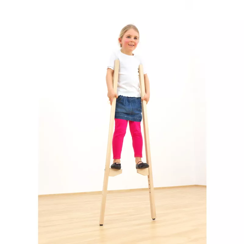 Kind, Stehleiter, Kinderstuhl?, Hochstapler?, Holzleiter