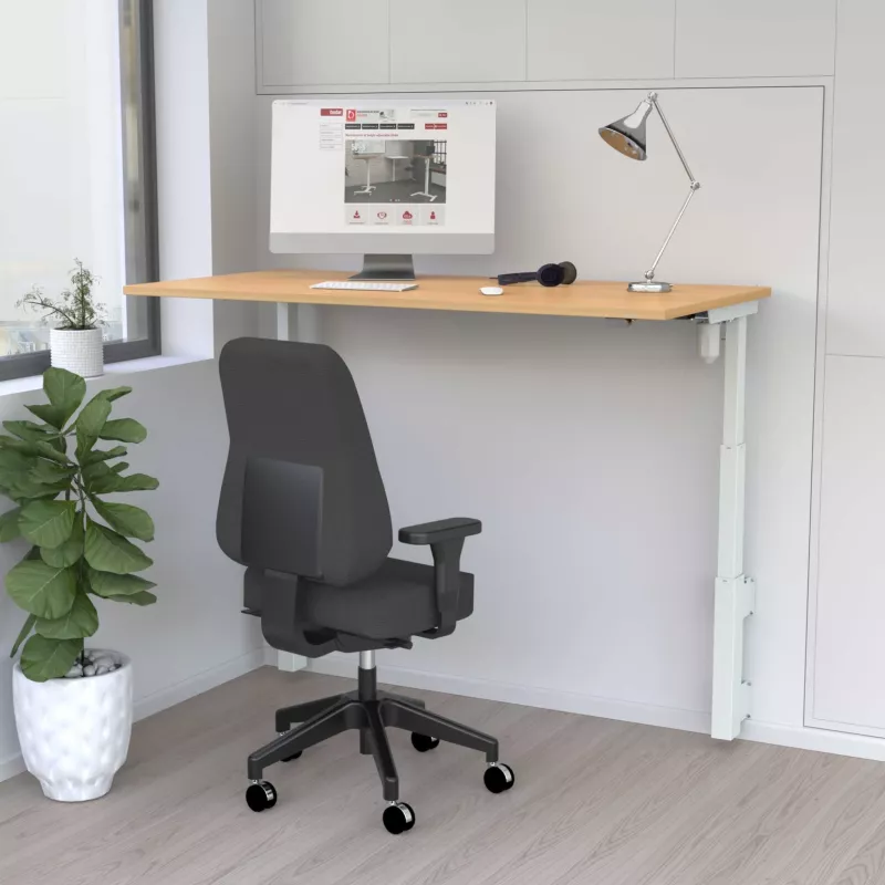 Home-Büro, Schreibtischstuhl, Steh-Schreibtisch, Monitor, Lamp