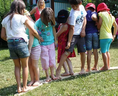 Kinder, Hindernislauf, Barfuß, Sandkasten, Sommer