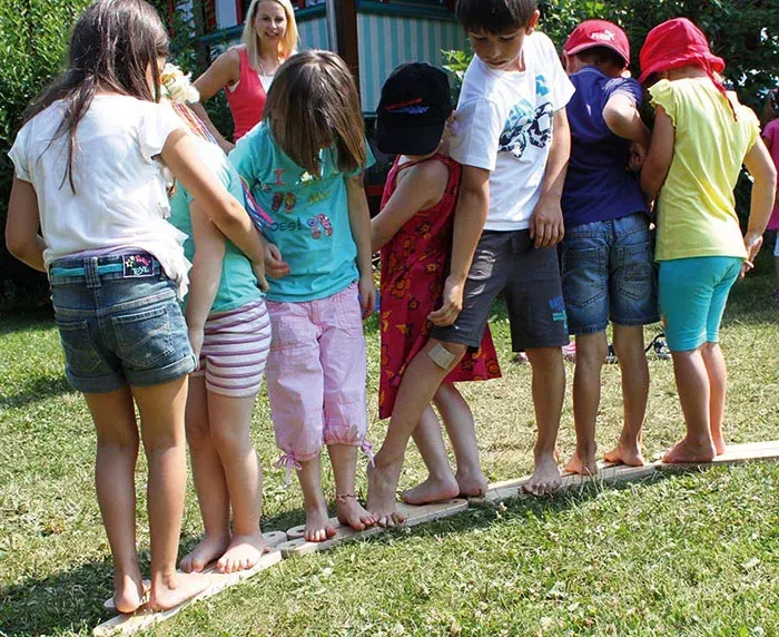 Kinder, Hindernislauf, Barfuß, Sandkasten, Sommer